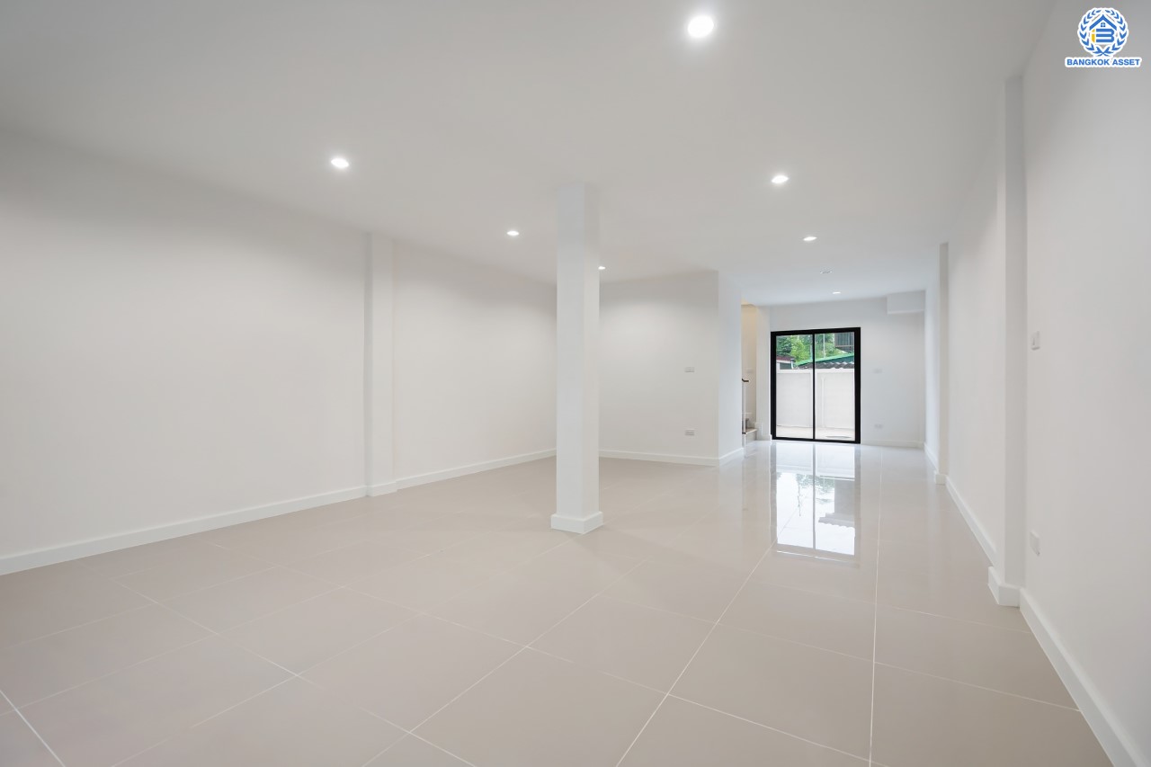 บ้านมือสองตกแต่งใหม่ ดีไซน์สวย ม.บ้านช่อชัยพฤกษ์ จรัญฯ-ปิ่นเกล้า เนื้อที่ 30.6 ตร.ว. ฟังก์ชัน 3 ห้องนอน 3 ห้องน้ำ จอดรถได้ 2 คัน รองรับทุกกิจกรรม บนทำเลเชื่อมต่อหลายเส้นทาง ใกล้จุดขึ้นทางด่วน "ศรีรัช" และรถไฟฟ้าสายสีแดง "สถานีบางบำหรุ"